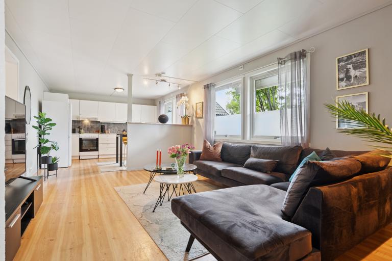 Åpen stue/kjøkkenløsning kun adskilt med en halvvegg